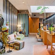 Blick auf die Fassade des Nomad Design &amp; Lifestyle Hotels mit Boulevard